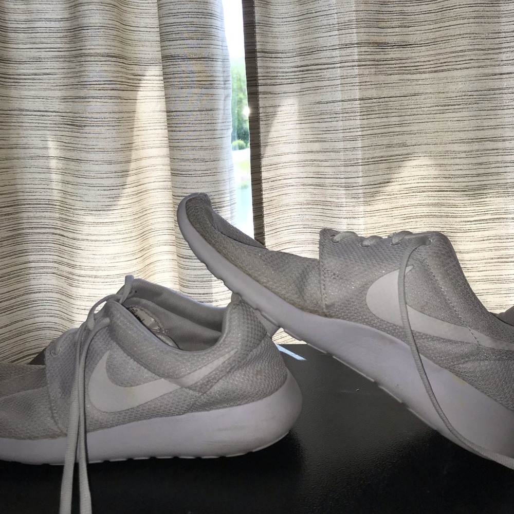 Nike Roshe white size 10